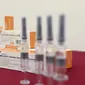 Vaksin COVID-19 Sinovac Biotech Ltd ditampilkan dalam konferensi pers di Beijing, China, 24 September 2020. Sebanyak 1,2 juta dosis vaksin COVID-19 Sinovac telah sampai di Indonesia, sementara 1,8 juta dosis lagi akan menyusul kemudian. (WANG ZHAO/AFP)