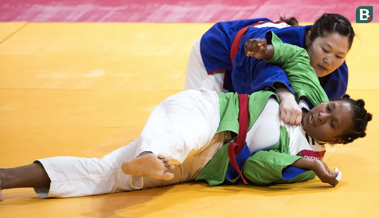 Duel Marselina Papara (kanan) dengan Otgon Munkhtsetseg asal Mongolia di babak 16 besar cabang Kurash Asian Games 2018 kelas -78 kg di JCC, Jakarta pada Kamis (30/8/2018). (Bola.com/Peksi Cahyo)