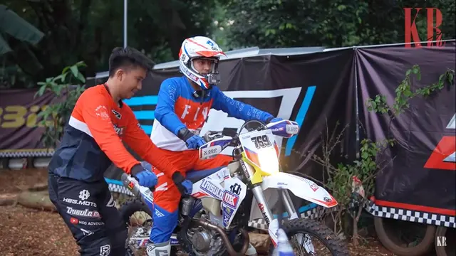 7 Potret Rizky Billar Naik Motor Trail di Sirkuit Pribadi Roy Ricardo