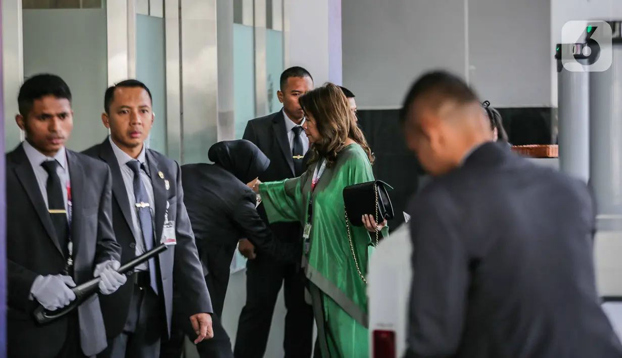 Delegasi melakukan body checking beserta barang bawaan oleh pihak keamanan sebelum memasuki plannery hall saat pembukaan KTT ASEAN ke-43 di Jakarta Convention Center, Senayan, Jakarta, Selasa (5/9/2023). (Liputan6.com/Faizal Fanani)
