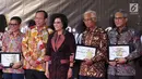Menteri Keuangan Sri Mulyani (dua kanan) foto bersama dengan sejumlah penerima penghargaan Wajib Pajak 2019 di Jakarta, Rabu (13/3). Pada 2019 ini target penerimaan mencapai Rp 498 triliun. (Liputan6.com/JohanTallo)