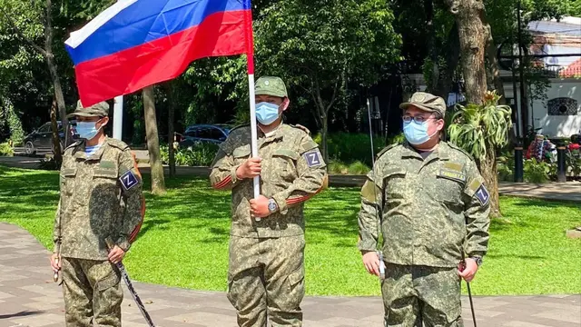 Foto yang viral di media sosial terkait dugaan keterlibatan pengemudi Fortuner arogan, Giorgio Ramadhan, pada acara seremonial peletakan karangan bunga militer Rusia di Jakarta.
