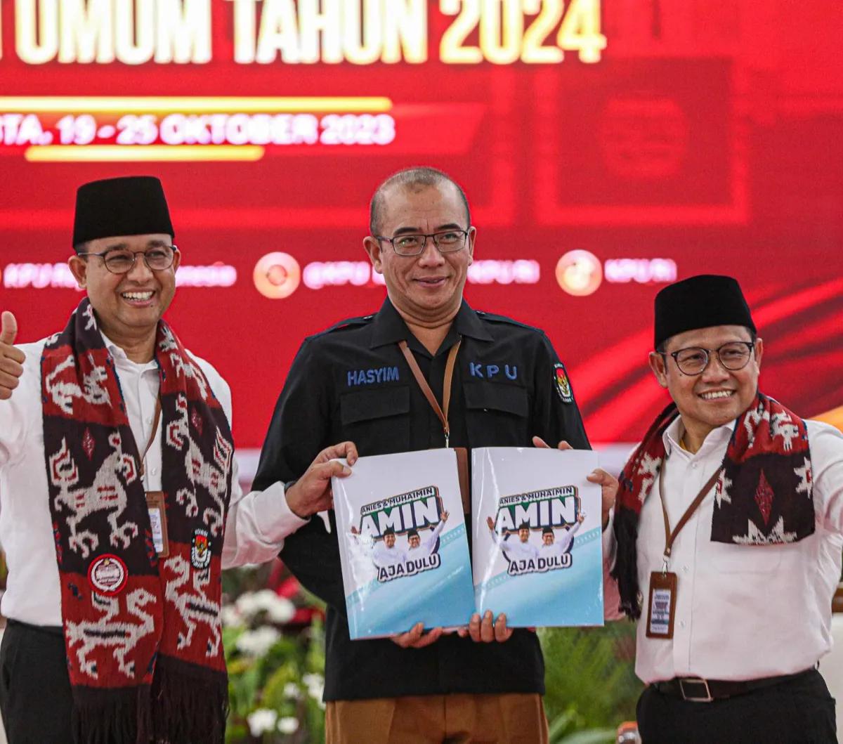Pasangan calon presiden dan calon wakil presiden Anies Baswedan dan Muhaimin Iskandar atau Cak Imin (AMIN)  menyerahkan syarat pencalonan menjadi presiden dan wakil presiden kepada Ketua KPU KPU Hasyim Asy'ari di Kantor KPU, Jakarta, Kamis (19/10/2023).<