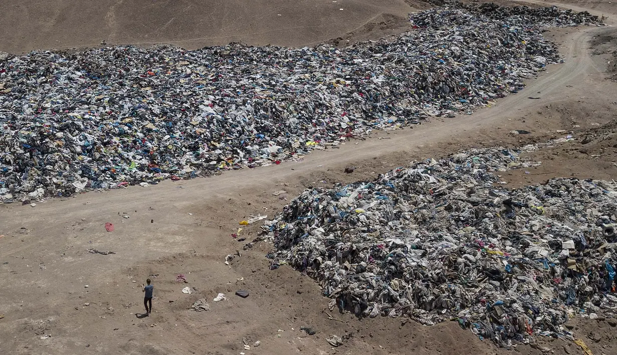 Tumpukan besar pakaian bekas menutupi gurun pasir di dekat lingkungan La Mula di Alto Hospicio, Chile, Senin (13/12/2021). Chile adalah importir besar pakaian bekas, dan barang-barang yang tidak terjual dibuang di sini. (AP Photo/Matias Delacroix)