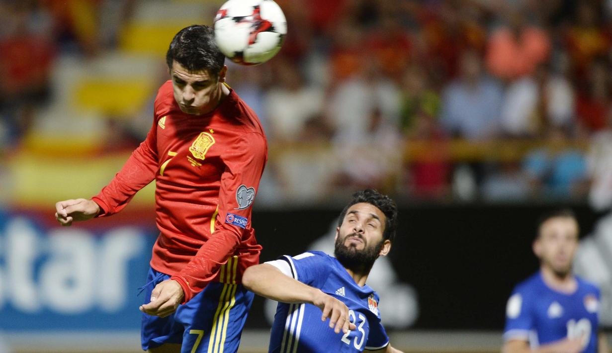 Pemain Spanyol, Alvaro Morata berduel dengan pemain Liechtenstein Michele Polverino pada kualifikasi piala dunia 2018 di Reyno de Leon Stadium, Leon (6/9/2016) dini hari WIB. (AFP/ Miguel Riopa)