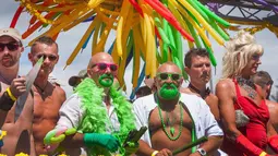 Beberapa peserta mewarnai bewoknya dengan warna hijau saat parade gay di Spanyol, Sabtu (24/05/2014) (AFP PHOTO/MARTIN DESIREE)
