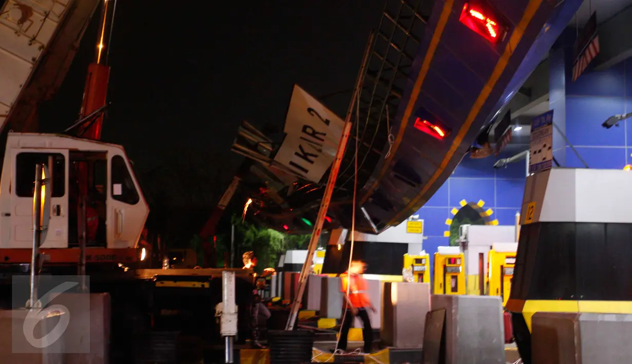 Petugas memeriksa atap gardu tol yang ambruk di pintu Gardu Tol Cikunir 2, Bekasi, Minggu (14/2). Atap pintu gardu tol tersebut ambruk akibat diterjang hujan disertai angin kencang yang melanda wilayah Bekasi dan sekitarnya. (Liputan6.com/Gempur M Surya)