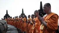 Saat Waisak, umat Buddha memperingati tiga peristiwa penting dalam kehidupan Siddharta Gautama, yang kemudian dikenal sebagai Buddha. (YASUYOSHI CHIBA/AFP)