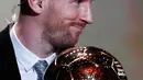 Ekspresi pemain Barcelona Lionel Messi saat memenangkan penghargaan Ballon d'Or 2019 di Chatelet Theatre, Paris, Prancis, Senin (2/12/2019). Messi mengukir sejarah dengan memenangkan Ballon d'Or untuk keenam kalinya. (AP Photo/Francois Mori)