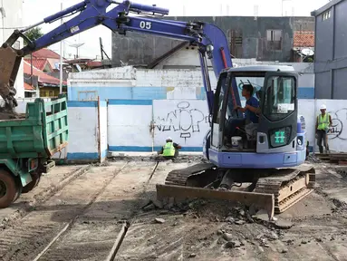 Pekerja menyelesaikan proyek sodetan Kali Ciliwung di Jalan Otista III, Jatinegara, Jakarta, Rabu (5/12). Proyek tersebut untuk memperkuat dan memperbaiki struktur jalan di atas sodetan Kali Ciliwung. (Liputan6.com/Immanuel Antonius)