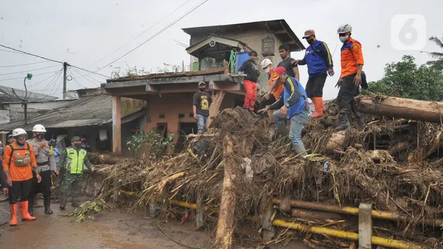 FOTO: Tim SAR Bersihkan Material Longsor Usai Banjir Bandang Sukabumi