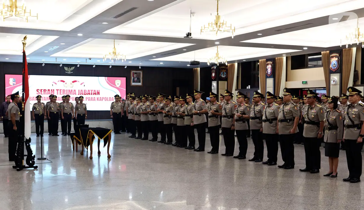 Kapolri Jenderal Idham Azis memimpin upacara sertijab Kepala Divisi Hubungan Internasional Polri dan sejumlah Kapolda di Rupatama Mabes Polri, Jakarta, Selasa (11/2/2020). Idham Azis memimpin 8 Kapolda yang dirotasi dan pejabat utama lain untuk melafalkan sumpah jabatan. (Liputan6.com/Johan Tallo)