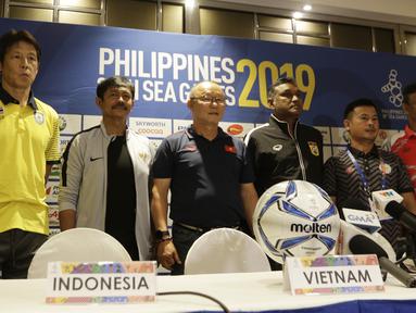 Pelatih Timnas Indonesia U-22, Indra Sjafri, bersama pelatih dari Grup B lainnya saat jumpa pers di Hotel Century Park, Manila, Minggu (24/11). Cabang sepak bola SEA Games 2019 akan mulai bertanding Senin (25/11). (Bola.com/M Iqbal Ichsan)