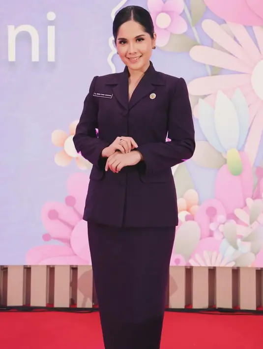 Misalnya saat Annisa Pohan menjajal setelan seragam Ikawati bernuansa gelap untuk pertama kalinya. [@annisayudhoyono]