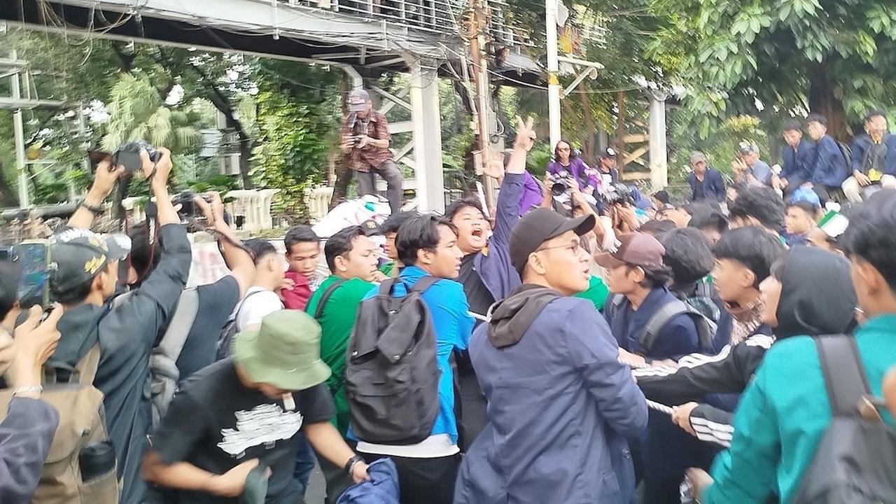 Memanas, Massa Aksi Indonesia Gelap Berusaha Robohkan Beton Barrier
