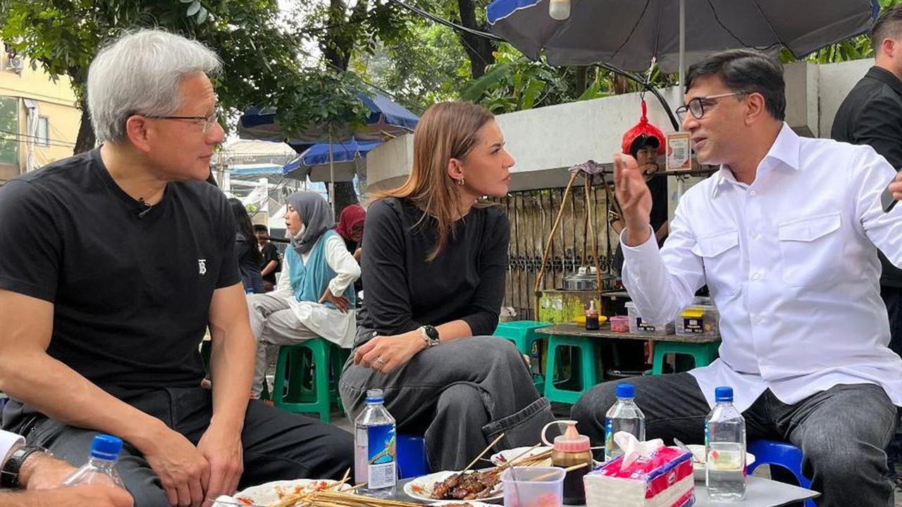 CEO Nvidia Jensen Huang, Najwa Shihab, dan CEO Indosat Vikram Sinha sedang mengobrol di warung Gultik Blok M. Gambar dari unggahan instagram CEO @Indosat Ooredoo Hutchison Vikram Sinha.