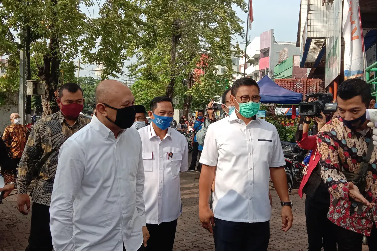 Menteri Koperasi dan UKM Teten Masduki meninjau penyaluran Kredit Usaha Rakyat (KUR) untuk para pedagang di Pasar Rawamangun, Jakarta Timur, Selasa (23/6/2020). (Maulandy)