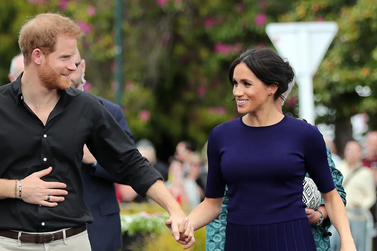 Gaya Interaksi Pangeran Harry dan Meghan Markle pada Anak Kecil