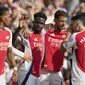 Para pemain Arsenal merayakan gol yang dicetak oleh Bukayo Saka ke gawang Wolverhampton pada pekan pertama Liga Inggris 2024/2025 di Emirates Stadium, Sabtu (17/8/2024) malam WIB. (AP Photo/Frank Augstein)