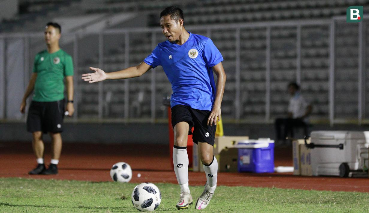 Pemain Timnas Indonesia, Evan Dimas, saat latihan di Stadion Madya, Jakarta, Selasa (11/5/2021). Latihan tersebut untuk persiapan jelang Kualifikasi Piala Dunia 2022 Zona Asia. (Foto: Bola.com/M Iqbal Ichsan)