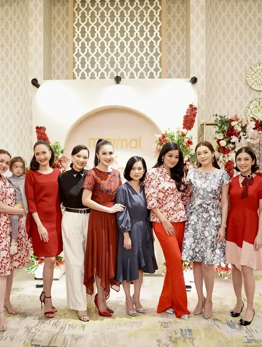 Chelsea Olivia pilih tampil dengan gaya 80an dengan dress A-line dual color. Choker hitam merah dan rambut lower curl jadi aksen jadul yang ditampilkan Chelsea Olivia [@sandradewi88]