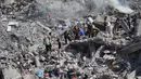 Krisis air bersih dan makanan pun melanda Jalur Gaza setelah Israel menyetop seluruh pasokan untuk kebutuhan hidup. (AP Photo/Hatem Moussa)