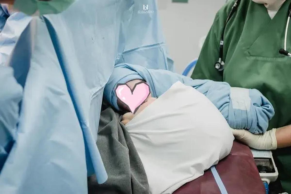 7 Potret Kesha Ratuliu Melahirkan Anak Ketiga, Penuh Haru