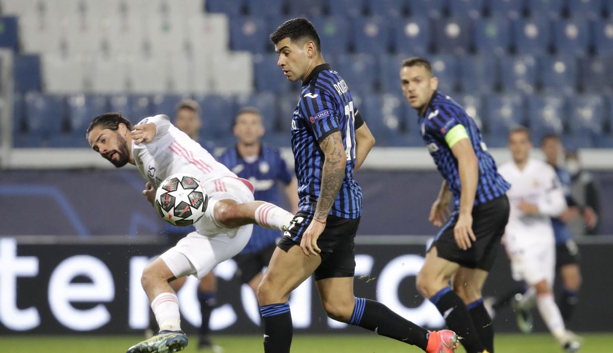 Gelandang Real Madrid, Isco (kiri) berebut bola dengan bek Atalanta, Cristian Romero dalam laga leg pertama babak 16 Besar Liga Champions 2020/21 di Gewiss Stadium, Bergamo, Rabu (24/2/2021). Real Madrid menang 1-0 atas Atalanta. (AP/Luca Bruno)