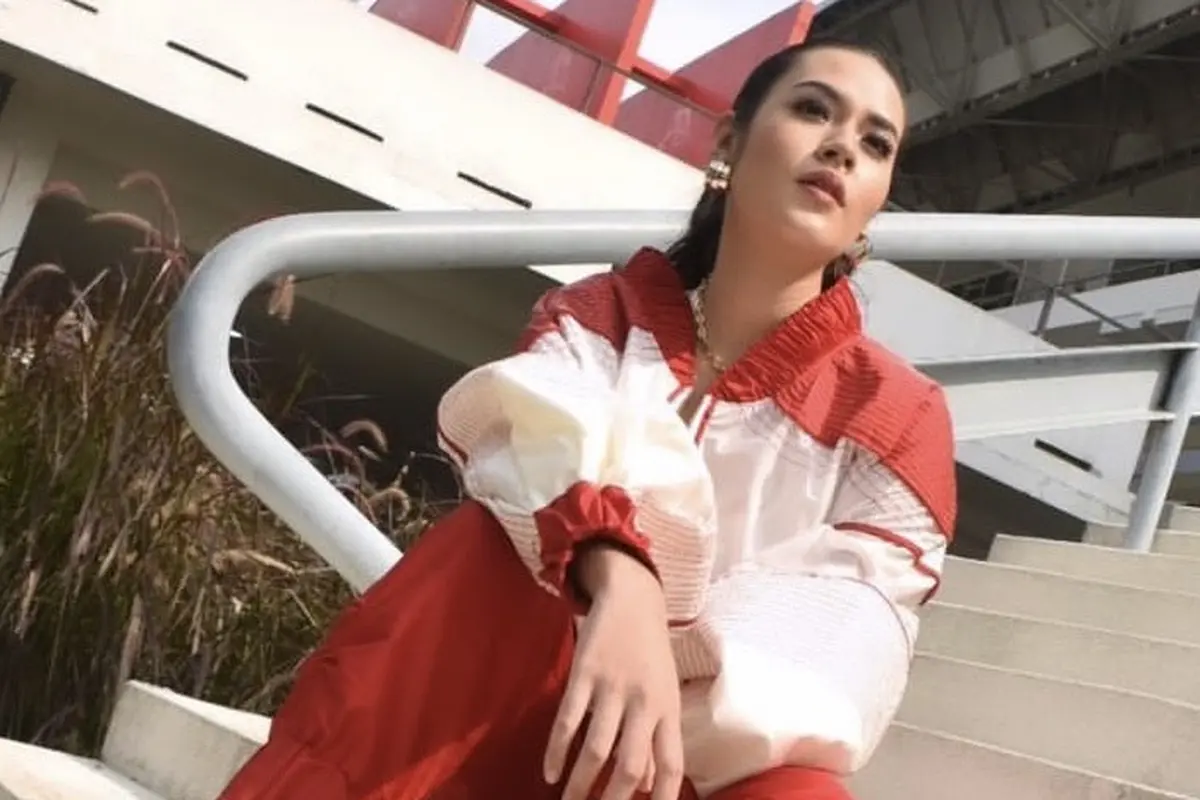 Potret Raisa Kenakan Busana Merah Putih di Acara Pensiun Greysia Polii
