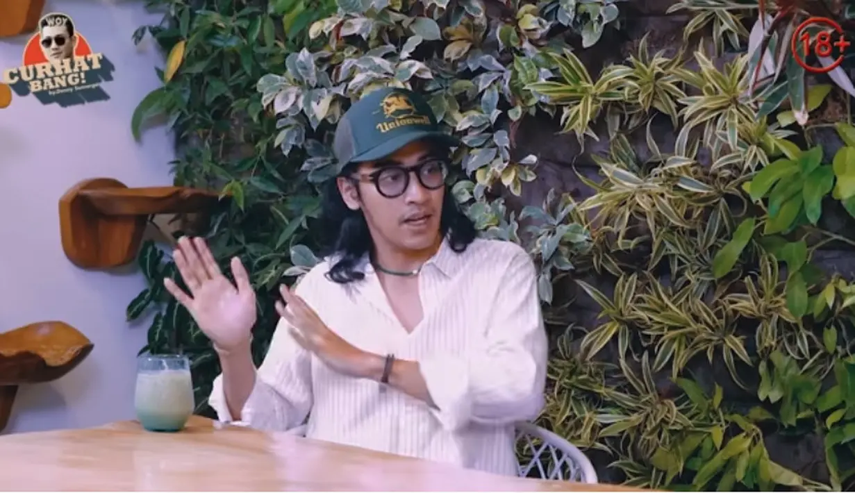 Hal  tersebut membuat Denny Sumargo terkagum-kagum. Abidzar bisa menirukan suara ayahnya saat mengucap salam atau sedang berdakwah. [Youtube/CURHAT BANG Denny Sumargo]