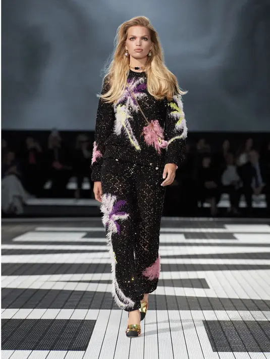 Manik-manik menambah kilau mini shorts, jumpsuit, dan buistier yang dibordir, memperkuat inspirasi yang diangkat. [Foto: Chanel.dok]