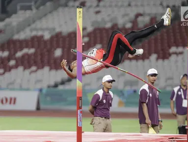 Atlet Indonesia Rizky Ghusyafa Pratama beraksi saat final lompat tinggi putra 18th Asian Games Invitation Tournament di Stadion Utama Gelora Bung Karno, Minggu (11/2). Rizky mendapat perunggu sebagai pemegang posisi ke-3. (Liputan6.com/Faizal Fanani)
