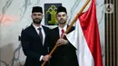 Pemain sepak bola Sandy Walsh (kanan) dan Jordi Amat (kiri) memegang bendera Merah Putih usai menjalani Sumpah Janji Setia Pewarganegaraan di Kantor Wilayah Kementerian Hukum dan HAM DKI Jakarta, Kamis (17/11/2022). Pemain sepak bola naturalisasi asal Belanda dan Spanyol, Sandy Walsh dan Jordi Amat, resmi menjadi Warga Negara Indonesia (WNI) setelah pengambilan prosesi pengambilan sumpah secara bersamaan yang digelar secara tertutup. (Liputan6.com/Herman Zakharia)