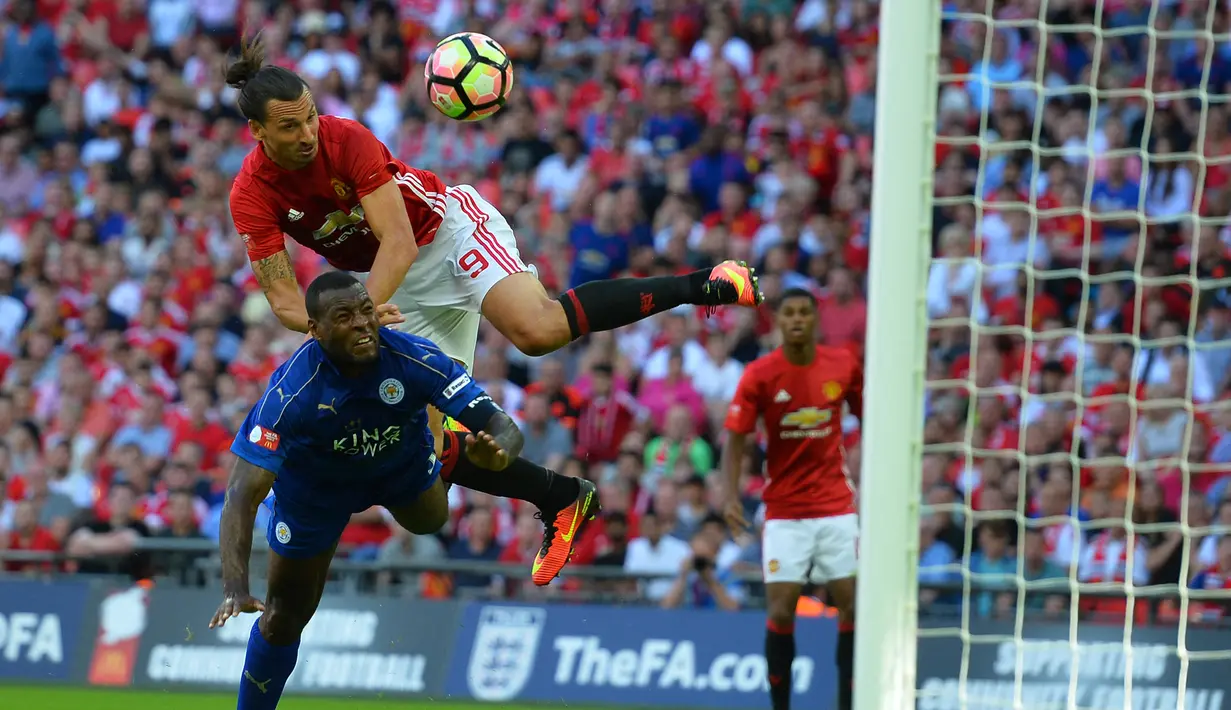 Zlatan Ibrahimovic. Striker Swedia yang didatangkan MU dari PSG pada awal musim 2016/2017 ini langsung mencetak masing-masing 1 gol pada dua laga debutnya di ajang berbeda. Di Community Shield melawan Leicester (7/8/2016) menang 1-0 dan di Liga Inggris menang 3-1 atas Bournemouth. (AFP/Glyn Kirk)