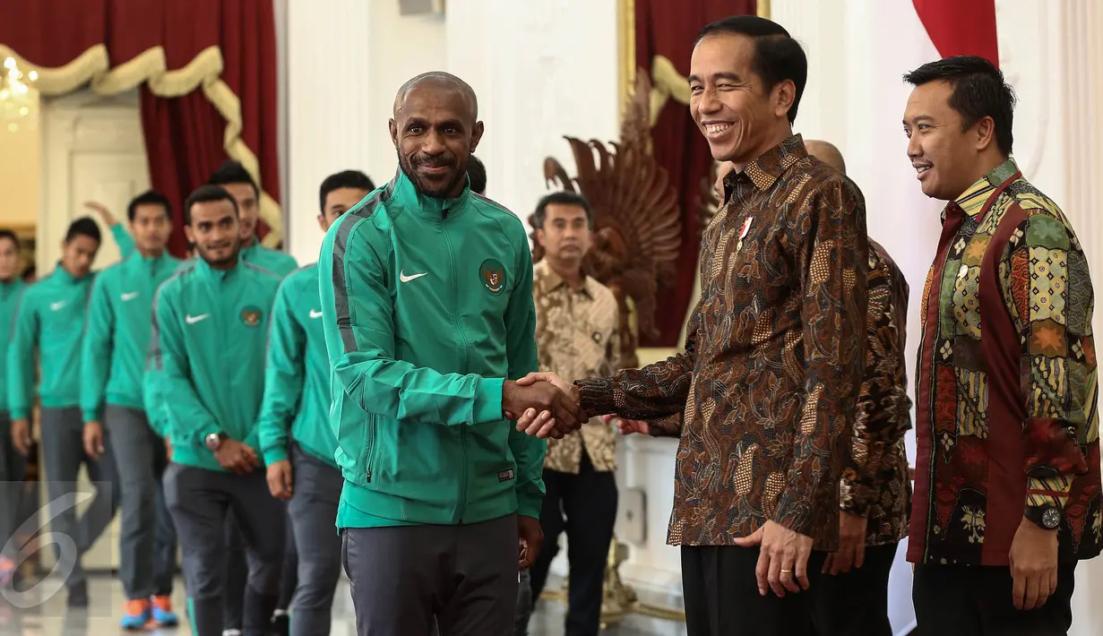 Presiden Jokowi bersalaman dengan Boaz Solossa saat menyambut kedatangan timnas Indonesia ke Istana Merdeka, Jakarta, Senin (19/12). Punggawa timnas Indonesia beserta tim sukses piala AFF memenuhi undangan makan siang bersama. (Liputan6.com/Faizal Fanani)