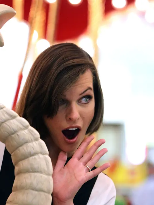 Keceriaan yang ditunjukkan oleh Milla dan para pemain lainnya sangat lucu dan seakan membuat lupa jika mereka sedang syuting film horor. (Bintang/EPA)