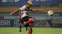 Rafael Silva. Striker Madura United asal Brasil berusia 31 tahun ini telah melepaskan 14 tembakan yang tepat sasaran dari total 31 percobaan yang dilakukan. Akurasinya mencapai 45,1 persen dan menghasilkan 4 gol ke gawang lawan dari 9 laga yang dijalani. (Bola.com/Bagaskara Lazuardi)