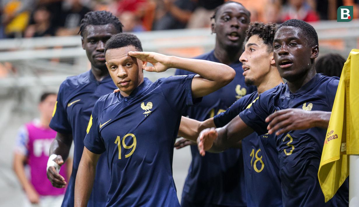 Timnas Prancis U-17 memastikan diri lolos ke babak 16 Besar Piala Dunia U-17 2023 dengan status juara grup setelah pada laga ketiga Grup E sukses menekuk Timnas Amerika Serikat dengan skor 3-0 di Jakarta International Stadium, Jakarta Utara, Sabtu (18/11/2023) malam WIB. Ketiga gol Timnas Prancis U-17 dicetak lewat brace Joan Tincres pada masa injury time babak pertama dan pada menit ke-82, ditambah satu gol dari Bastien Meupiyou pada menit ke-86. Dengan hasil ini Timnas Ptrancis U-17 mengoleksi poin sempurna, 9, hasil sapu bersih 3 kemenangan. Sementara itu meski kalah, Timnas Amerika Serikat yang menghuni posisi kedua dengan 6 poin juga memastikan lolos ke babak 16 Besar mendampingi Prancis. (Bola.com/Bagaskara Lazuardi)