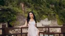 Foto di pantai ini lagi-lagi panen pujian warganet. Lebih dari 85 ribu orang menyukai pose Lyodra Ginting. “Cantik sekali adikku Lily,” cuit selebgram Amin Ilyas di kolom komentar. “Iye berang-berang bawa tongkat. Berangkat!” sahut aktor Riza Syah yang dikabarkan dekat dengan Lyodra. “Ly, enggak bosa cantik terus,” akun @mina**** menyanjung. (Foto: Dok. Instagram @lyodraofficial)