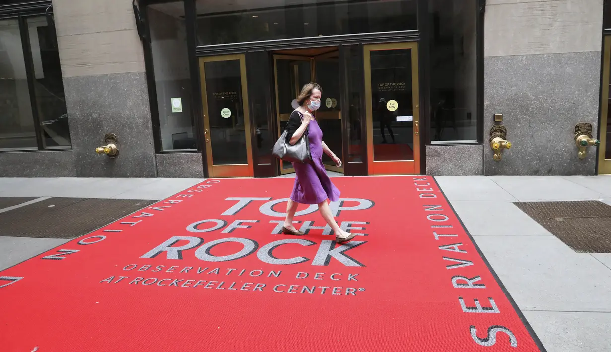 Seorang wanita berjalan melewati pintu masuk anjungan pengamatan Top of the Rock di New York, Amerika Serikat, Kamis (6/8/2020).Top of the Rock, anjungan pengamatan populer yang ada di atas 30 Rockefeller Plaza, kembali diuka untuk umum pada 6 Agustus 2020. (Xinhua/Wang Ying)