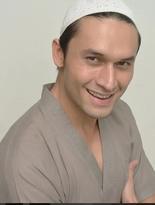 Sudah 15 tahun saling mengenal, Aya melihat Indra sebagai sosok pria luwes dalam bergaul. Kini, baginya Indra suami yang tegas namun tetap santai. (Via Instagram/@Indrabrugman)