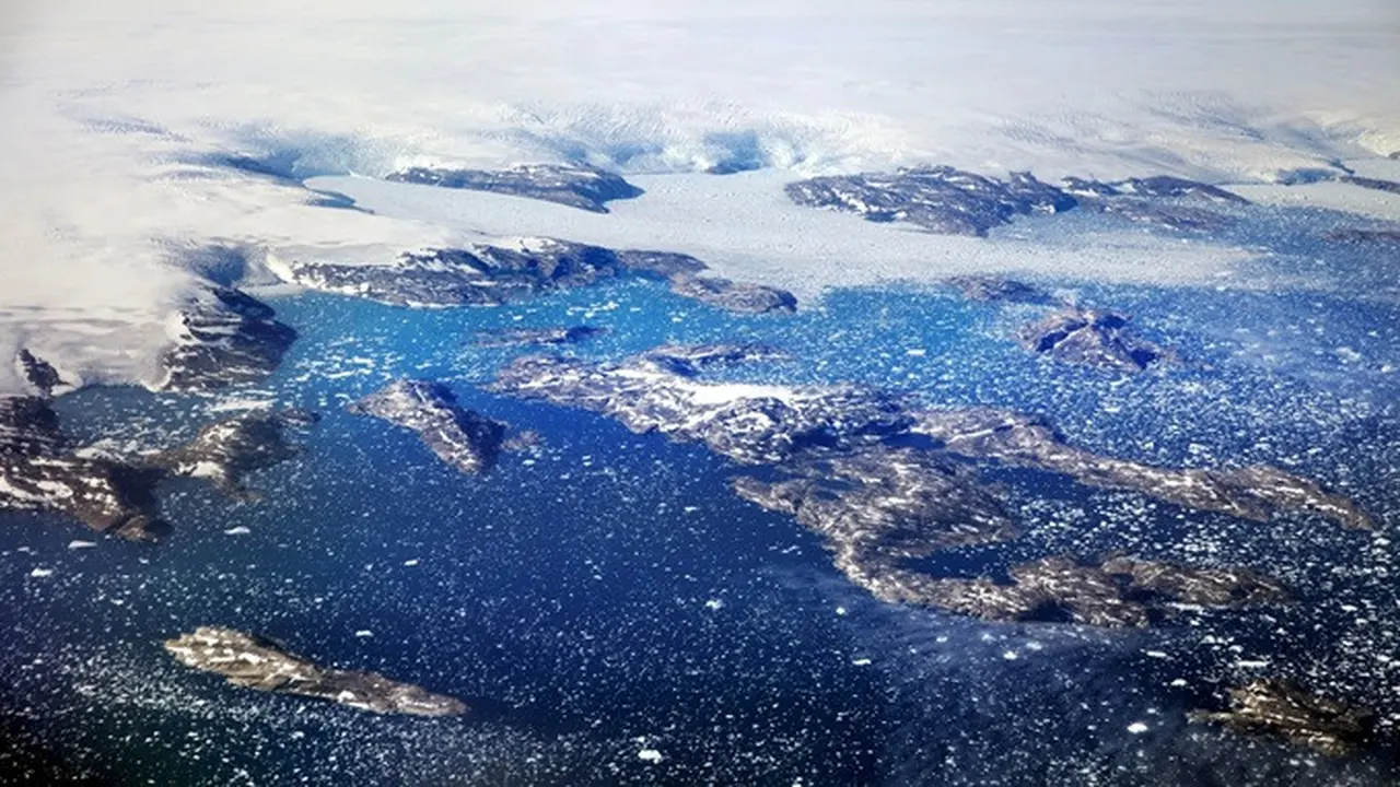 Sejumlah gunung es tampak mengapung di sebuah teluk sempit di tenggara Greenland setelah terlepas dari gletser, Kamis, 3 Agustus 2017.