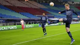 Pemain Manchester City Kevin De Bruyne menendang bola saat melawan RB Leipzig pada pertandingan sepak bola Grup A Liga Champions di Red Bull Arena, Leipzig, Jerman, 7 Desember 2021. RB Leipzig menang 2-1. (AP Photo/Michael Sohn)