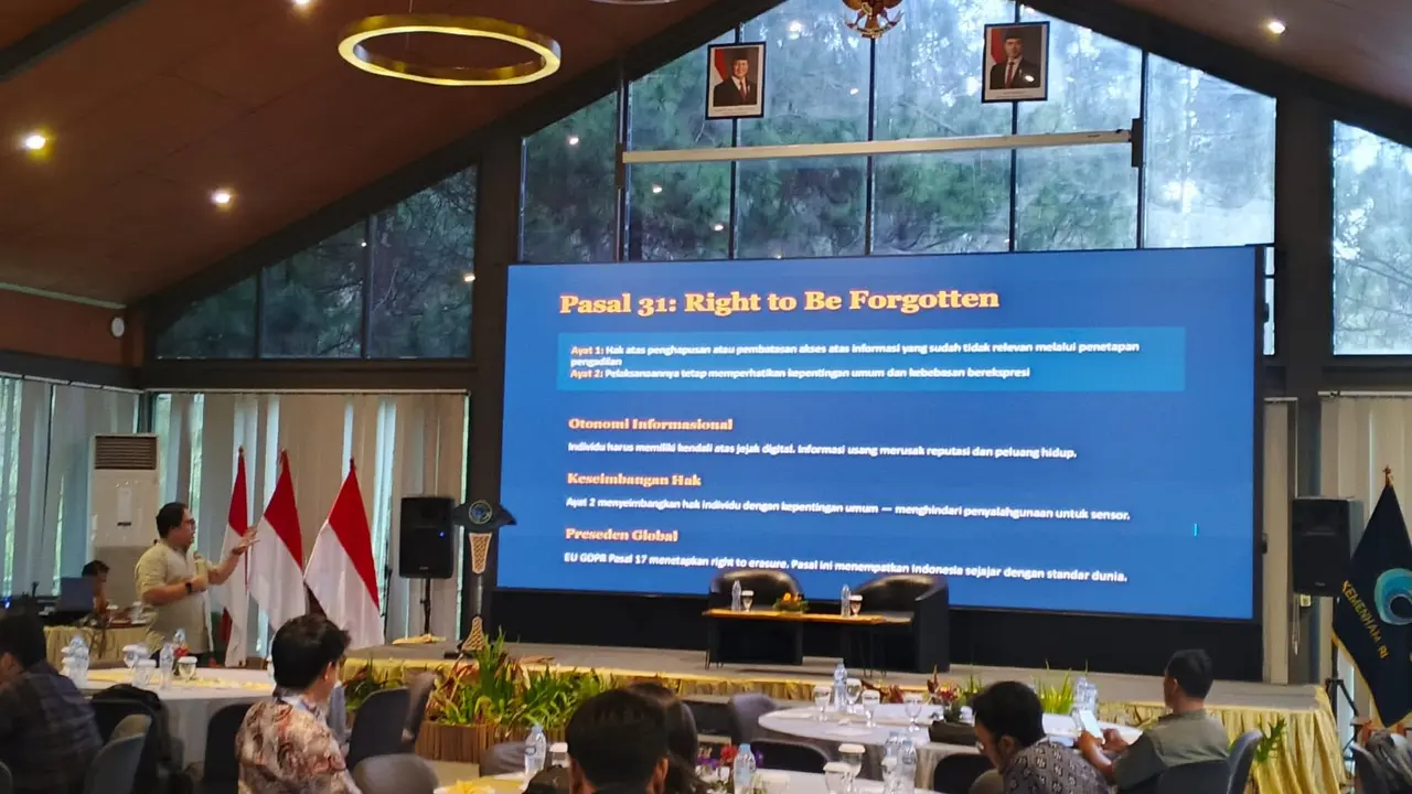 Direktur Eksekutif Catalyst Policy Works, Wahyudi Djafar, dalam diskusi Kelas Jurnalis HAM yang diselenggarakan Kementerian HAM, Kamis (21/5) (Liputan6.com/Muhammad Radityo Priyasmoro)