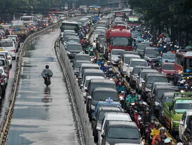 Kepadatan kendaraan yang melintas di Jalan Mampang Prapatan usai diguyur hujan, Jakarta, Selasa (11/10). Pasca diguyur hujan, sejumlah ruas jalan terdampak kepadatan pengendara bermotor. (Liputan6.com/Yoppy Renato)