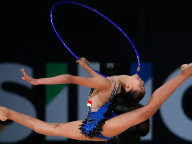 Pesenam putri asal Indonesia, Wahyu Yolanda beraksi dengan simpai dalam senam ritmis berirama di SEA Games 2017 di Kuala Lumpur, Malaysia (28/8). (AP/Vincent Thian)