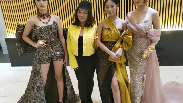 Lenny Hartono bersama model yang mengenakan rancangannya.
