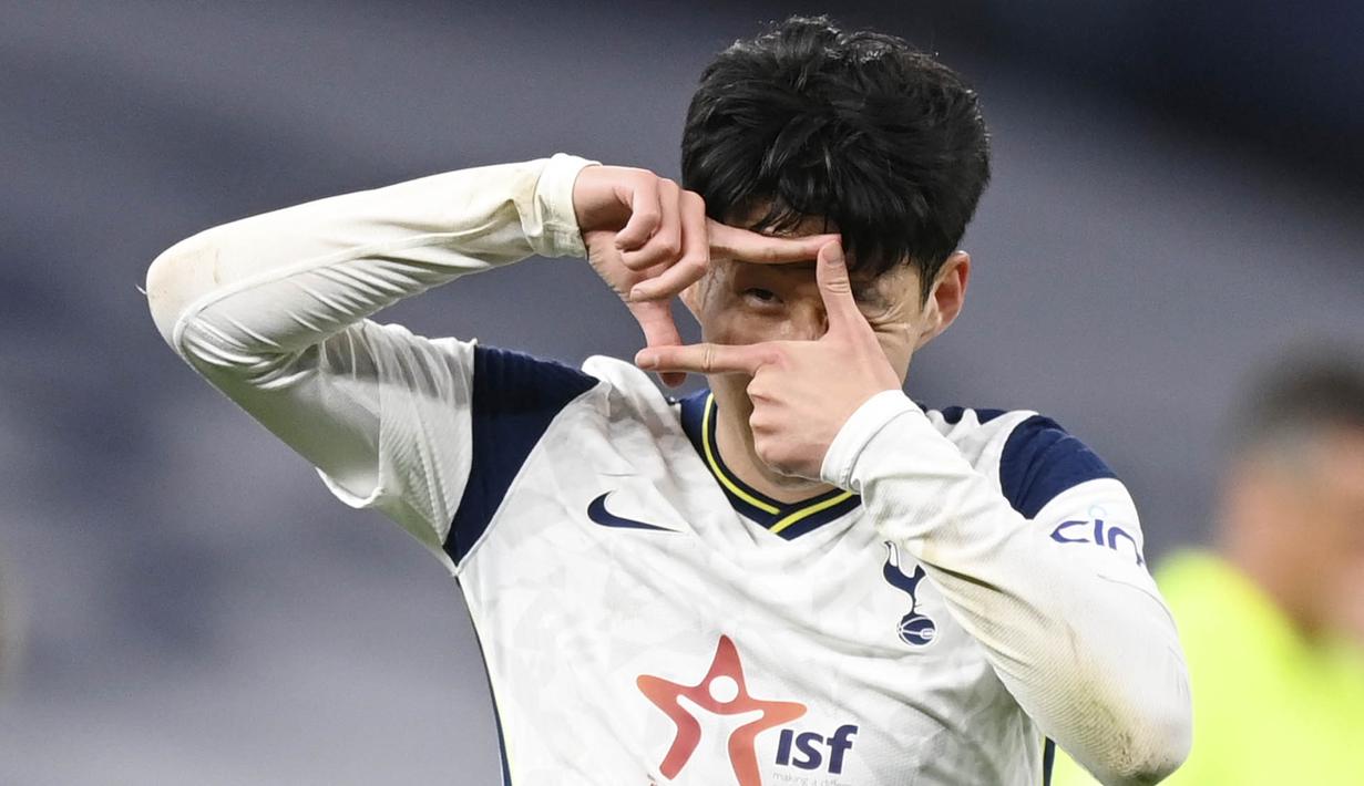 Penyerang Tottenham Hotspur, Son Heung-min, melakukan selebrasi usai mencetak gol ke gawang Sheffield United pada laga Liga Inggris di London, Minggu (2/5/2021). Tottenham menang dengan skor 4-0. (Shaun Botterill/Pool via AP)