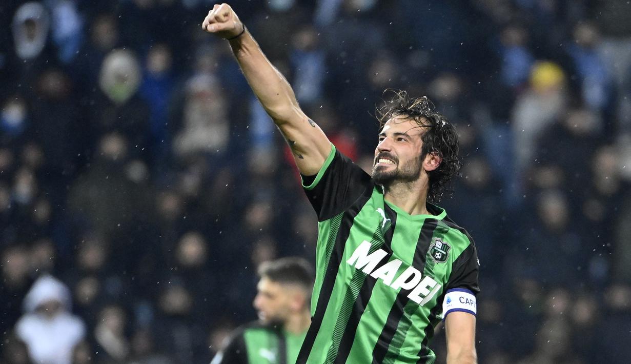 Meski tertinggal, agresivitas Sassulo malah bertambah. Pada menit ke-71, Gianluca Scamacca berhasil menipiskan selisih angkan menjadi 1-2. Tak menyerang hingga menit akhir pertandingan, jerih payah Sassolo akhirnya terbayarkan pada injury time lewat gol Gian Marco Ferrari. (AFP/Alberto Pizzoli)