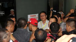 Rekan pengacara dari OCK and Associate adu dorong dengan petugas pengamanan KPK saat Yagara digiring masuk ke dalam Gedung KPK, Jakarta, Jumat (10/7). Dalam operasi tangkap tangan (OTT) di Medan, KPK menangkap 5 orang. (Liputan6.com/Helmi Afandi)